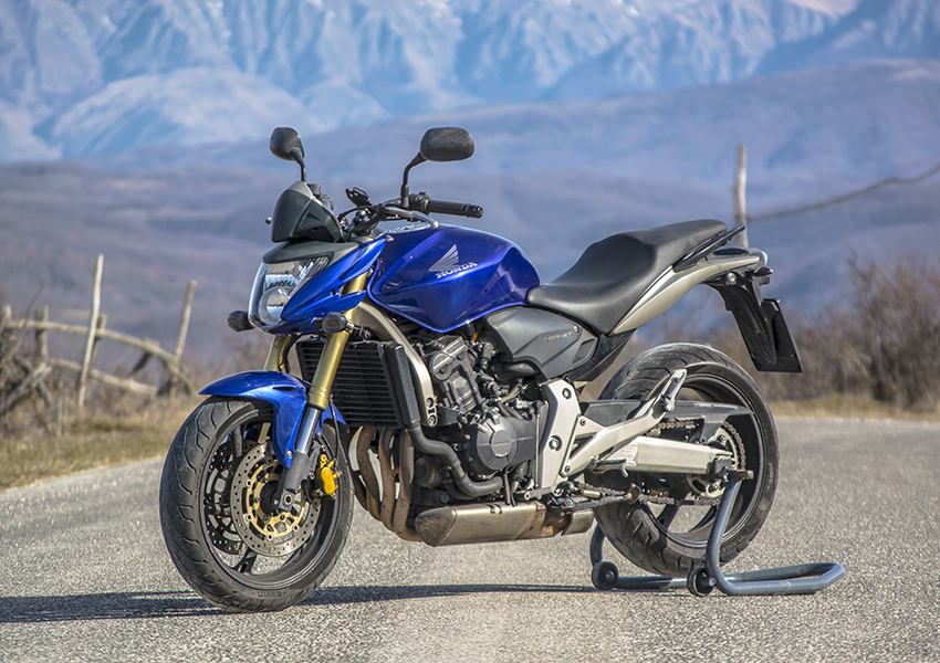 noleggio honda hornet 600